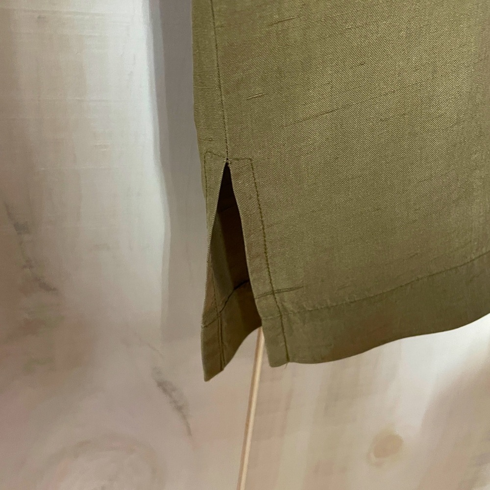 Chaus 100% Silk Olive Green Button Back Split Hem Short Sleeve Top Sz 14 - Picture 5 of 6